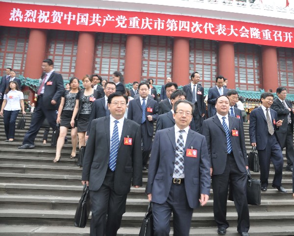 参加第四次党代会的巫山党代表意气风发地走出会场