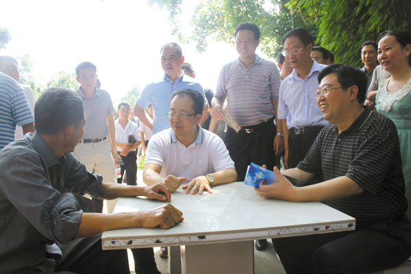 县委书记何平(前中),县委副书记,县长李春奎(前右一)在铜鼓镇双庙村孙