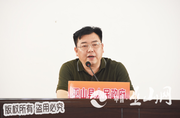 县委常委,常务副县长陈爱军主持新闻媒体采访会